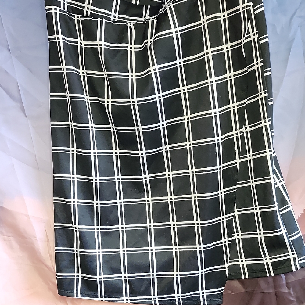 Chic Black and White Grid Pencil Skirt